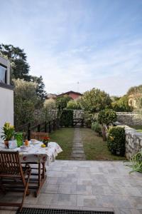 A garden outside ISEO CHARME VILLAS