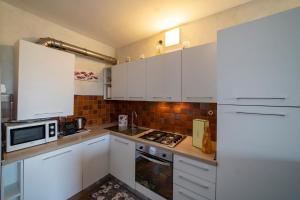 A kitchen or kitchenette at ISEO CHARME VILLAS