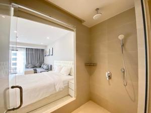 baño con ducha y 1 cama en una habitación en Gold Coast Luxury Apartment Nha Trang en Nha Trang