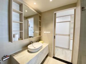 芽莊的住宿－Gold Coast Luxury Apartment Nha Trang，一间带水槽和镜子的浴室