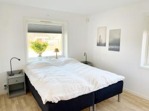 En eller flere senger på et rom på Well-equipped holiday home on Bolmso outside Ljungby