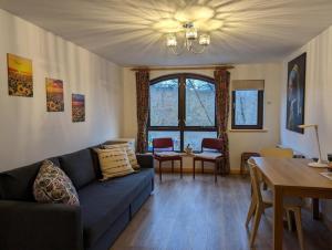 ein Wohnzimmer mit einem Sofa und einem Tisch in der Unterkunft NEW Bright and Sunny flat in Oxford City Centre in Oxford