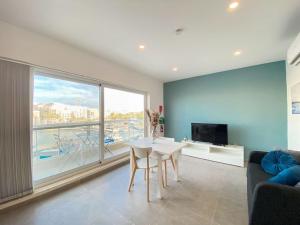 Telewizja i/lub zestaw kina domowego w obiekcie Azure Horizon 1 on Skala's seafront - By Solea Holiday homes