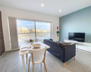 Telewizja i/lub zestaw kina domowego w obiekcie Azure Horizon 1 on Skala's seafront - By Solea Holiday homes
