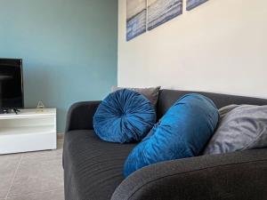 Telewizja i/lub zestaw kina domowego w obiekcie Azure Horizon 1 on Skala's seafront - By Solea Holiday homes