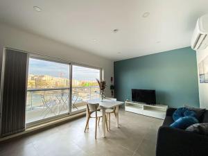 Telewizja i/lub zestaw kina domowego w obiekcie Azure Horizon 1 on Skala's seafront - By Solea Holiday homes