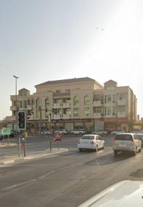 Una calle con coches conduciendo por una calle con un edificio en WAA Hostel, en Dubái