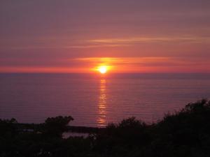a sunset over the ocean with the sun in the sky at Hotel Grand Mer Sankaiso in Ajigasawa +51 photos