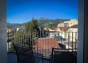 Vista generica sulle montagne o vista sulle montagne dall'interno dell'hotel