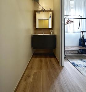 un bagno con lavandino e specchio di Extravaganza Room and Suite Apartment City Center a Cagliari Altre 19 foto