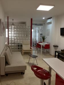 salon z kanapą i stołem w obiekcie FUENGIROLA APARTAMENT SUN&BEACH w mieście Fuengirola