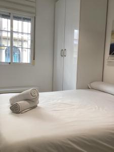 Łóżko lub łóżka w pokoju w obiekcie FUENGIROLA APARTAMENT SUN&BEACH