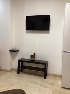 Telewizja i/lub zestaw kina domowego w obiekcie FUENGIROLA APARTAMENT SUN&BEACH