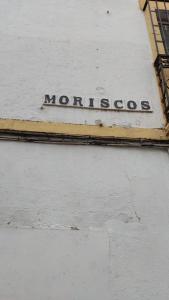 una señal en el lateral de un edificio en Guimar New Style, tu nueva elección, en Córdoba