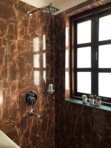 bagno con doccia e rubinetto di TARA ART HOUSE a Patan