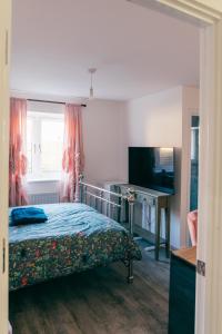 - une chambre avec un lit et une télévision à écran plat dans l'établissement Oakley Place - Room A Deluxe Ensuite, à Bristol