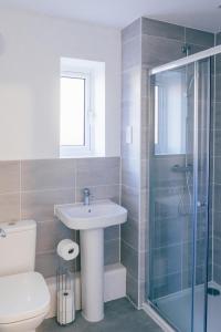 a bathroom with a sink and a shower and a toilet at Oakley Place - Room A Deluxe Ensuite in Bristol