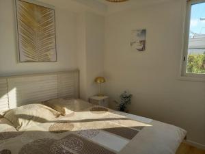 En eller flere senge i et værelse på Appartement 100 m2 Terrasse Piscine + 12 billeder