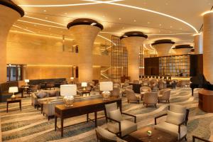 Χώρος καθιστικού στο LOTTE Hotel Yangon