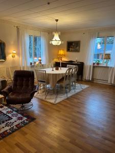 sala de estar con mesa y sillas en Ljungmanshorva en Vimmerby