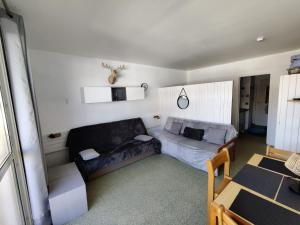 Posedenie v ubytovaní Studio SuperDévoluy dans batiment Bois D'Aurouze au pied des pistes