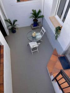 an overhead view of a patio with a table and chairs at Can Jaume. Casa céntrica y cerca de la naturaleza. in Arbúcies