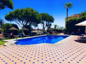 Bazén v ubytování Dona Lola Patricia ático de 3 dormitorios con vistas al mar entre Marbella y Fuengirola - Mijas Costa nebo v jeho okolí
