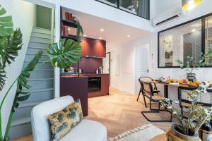 een keuken en een woonkamer met een tafel en stoelen bij MY CASA - HEROLD 60 - Cosy Apartment Suite with AC Downtown in Nice