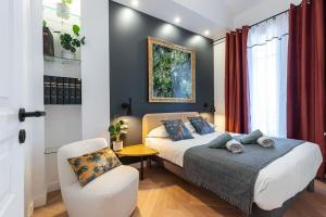 - une chambre avec un lit et une chaise dans l'établissement MY CASA - HEROLD 60 - Cosy Apartment Suite with AC Downtown, à Nice
