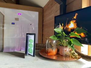 ein Tisch mit einem Schild neben einem Kamin in der Unterkunft B&B en Wellness de Waalhoeve in Angerlo