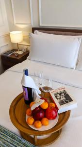 富國的住宿－Anna Beach Phú Quốc，床上的水果和葡萄酒托盘