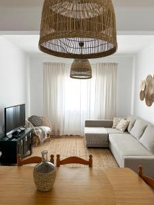sala de estar con sofá y mesa en Sanzi Country House en Tavira
