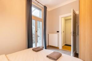 a bedroom with a bed and a large window at Riverside Kazimierz Castle 3 min p4you pl in Krakow