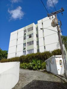 un gran edificio blanco con un edificio en Apartamento ao lado da UFSC, en Florianópolis