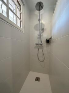 アルジェレス・シュル・メールにあるCYEL CATALANの白いバスルーム(シャワー、窓付)が備わります。