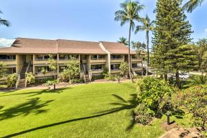 una vista esterna di un resort con un ampio cortile di Stunning South Maui Condo with Lanai by Beach! a Kihei