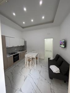 una sala de estar con un sofá y una mesa en LAVINAIO'S HOUSE, en Nápoles