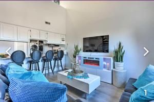 uma sala de estar com mobiliário azul e uma cozinha em Majesty mountains The Great spirit of Wakan Tanka em Vernon Township