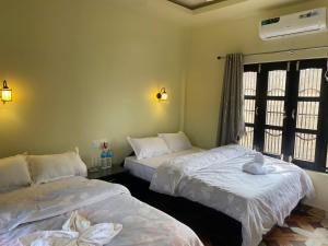 Annapurna View Lodge tesisinde bir odada yatak veya yataklar