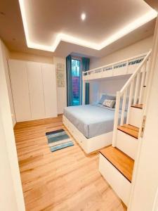 sypialnia z łóżkiem piętrowym i schodami w obiekcie Villa Azure w mieście Palasë