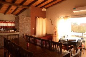 comedor con mesa, sillas y sofá en Cabañas Bella Alba en San Rafael