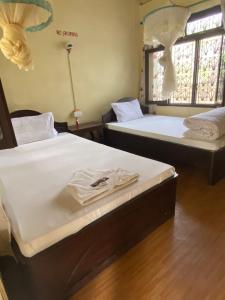 Annapurna View Lodge tesisinde bir odada yatak veya yataklar