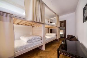 2 Etagenbetten in einem Zimmer mit Klavier in der Unterkunft SOVA Apartment Lviv Сenter Сity in Lwiw