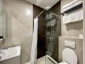 La salle de bains est pourvue d'une douche, de toilettes et d'un lavabo. dans l'établissement Premium Apartments, à Gjakove