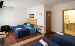 Postel nebo postele na pokoji v ubytování Hostal Mitre Paterna