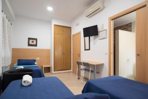 Postel nebo postele na pokoji v ubytování Hostal Mitre Paterna