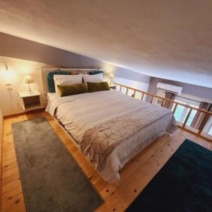 sypialnia z dużym łóżkiem i balkonem w obiekcie Luxury Loft Apartment Sofia w mieście Patras