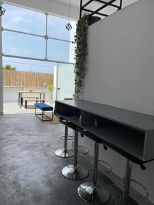 - une table de ping-pong dans une pièce avec une table dans l'établissement Departamento de Playa en Punta Hermosa, à Punta Hermosa