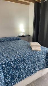 - une chambre avec un lit bleu et une couette bleue et blanche dans l'établissement Departamento de Playa en Punta Hermosa, à Punta Hermosa