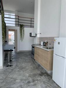 una cucina con frigorifero bianco e lavandino di Departamento de Playa en Punta Hermosa a Punta Hermosa